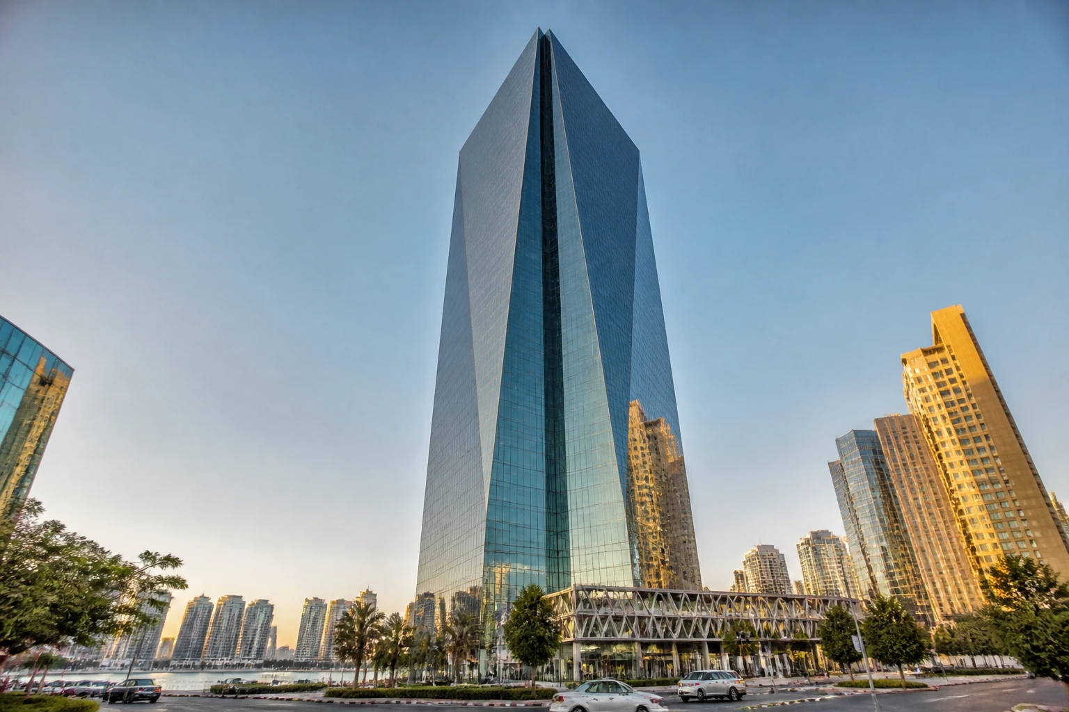 Vue en contre-plongée de l'Almas Tower à Dubaï, gratte-ciel en diamant dans le quartier de Jumeirah Lake Towers